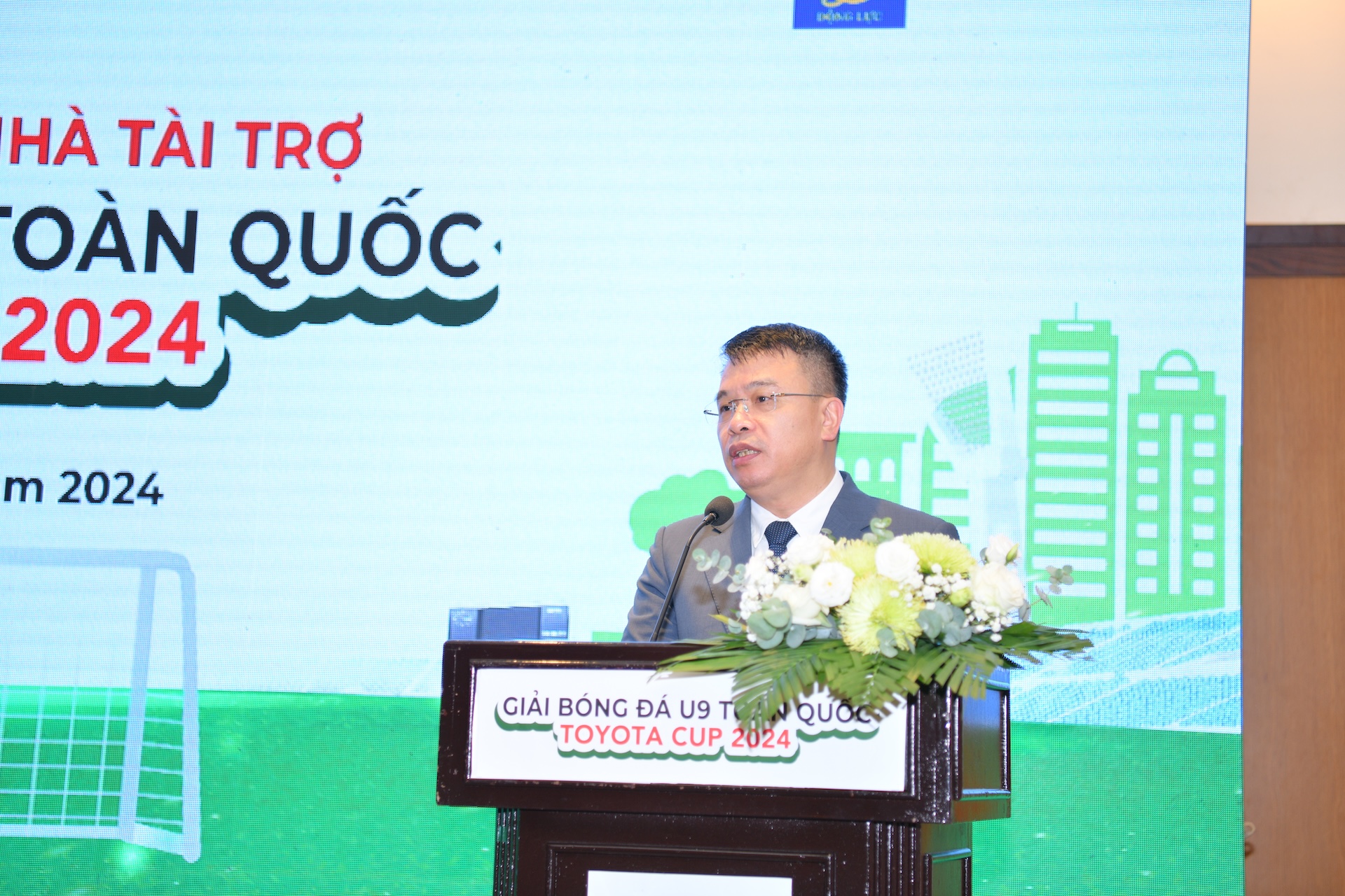 Nhà văn, nhà báo Nguyễn Phan Khuê phát biểu công bố giải đấu.