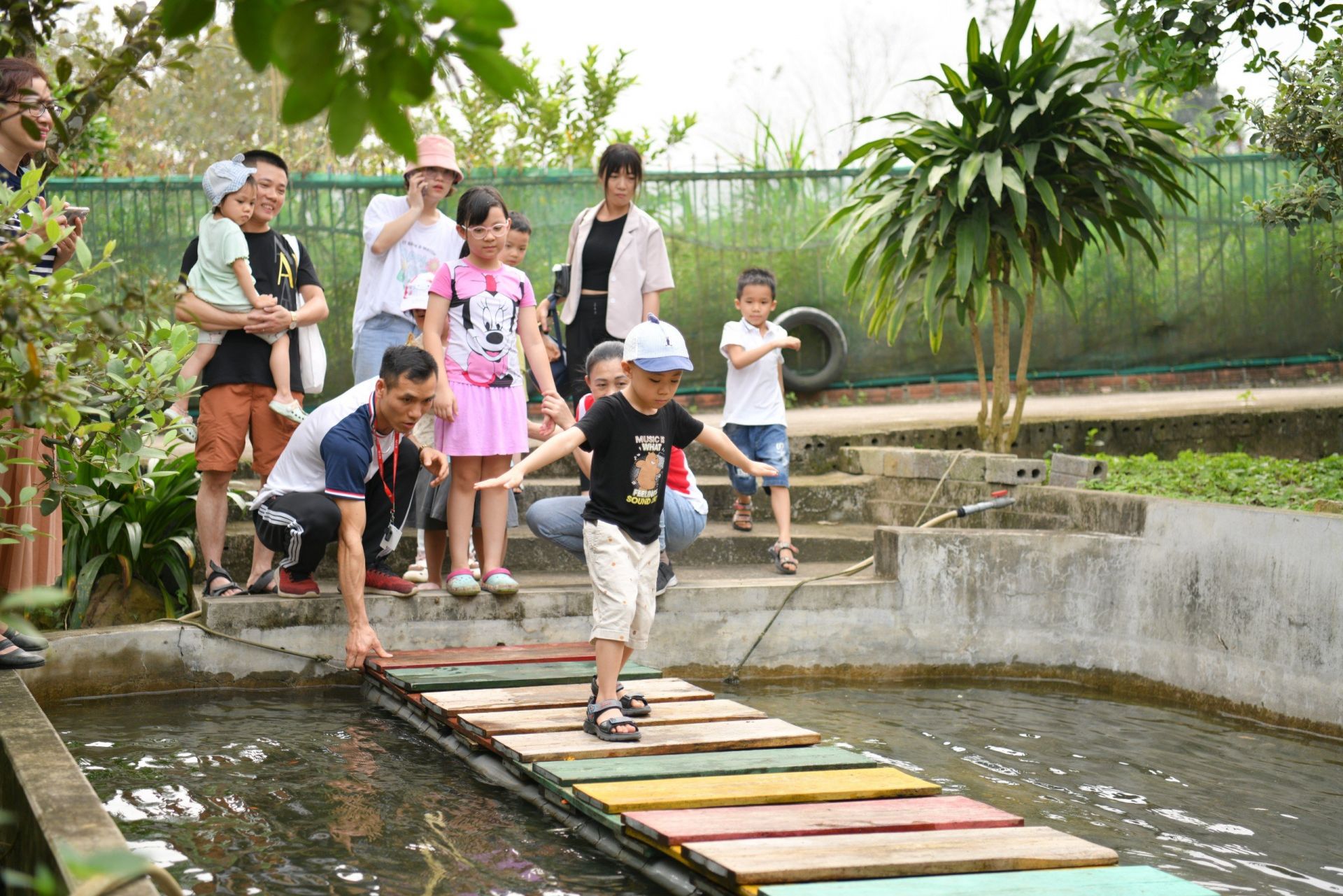 Các bạn học sinh được trải nghiệm nhiều hoạt động vui chơi tại Trang trại Giáo dục MIS.