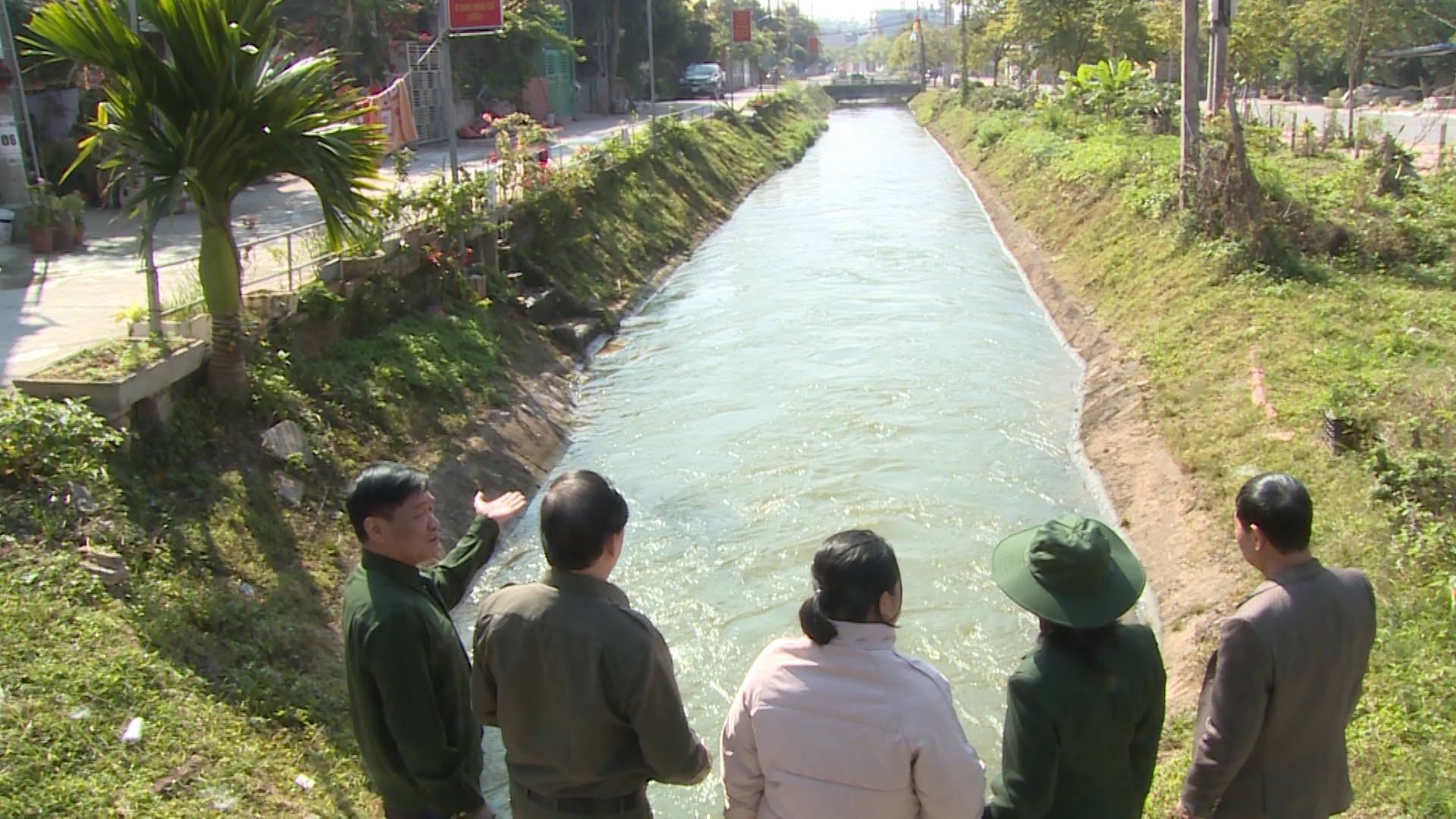 Đoàn cựu
TNXP Trung
ương về thăm
những di tích
tại Điện Biên
Phủ.