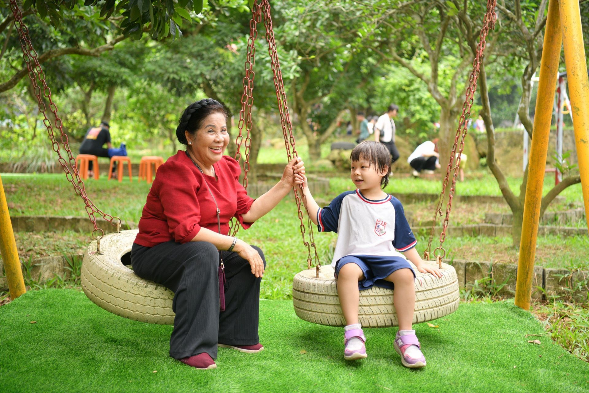 Bà Trần Thị Thúy Nhạn - Phó Tổng Giám đốc điều hành MIS trò chuyện cùng học sinh.