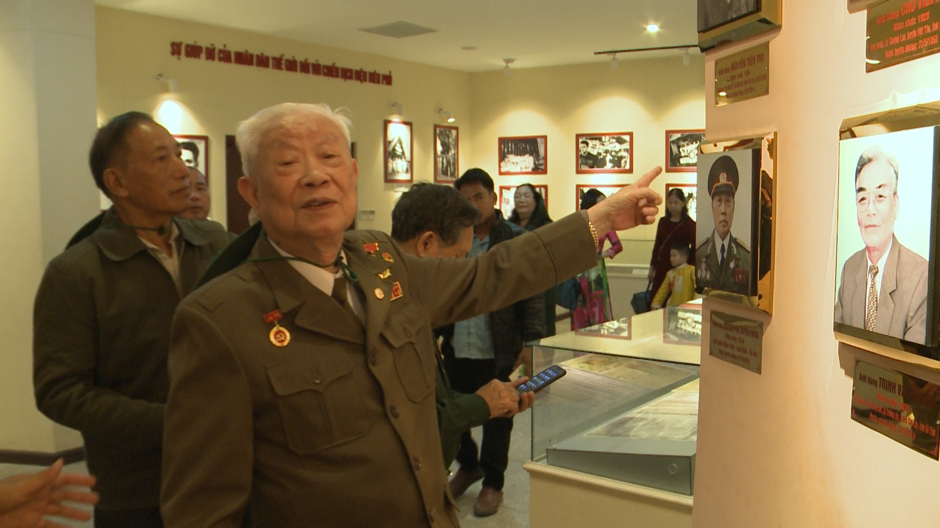 Cụ Nguyễn Tiến Năng thăm bảo tàng tại Điện Biên, nơi lưu giữ ký ức về một thời hoa lửa.