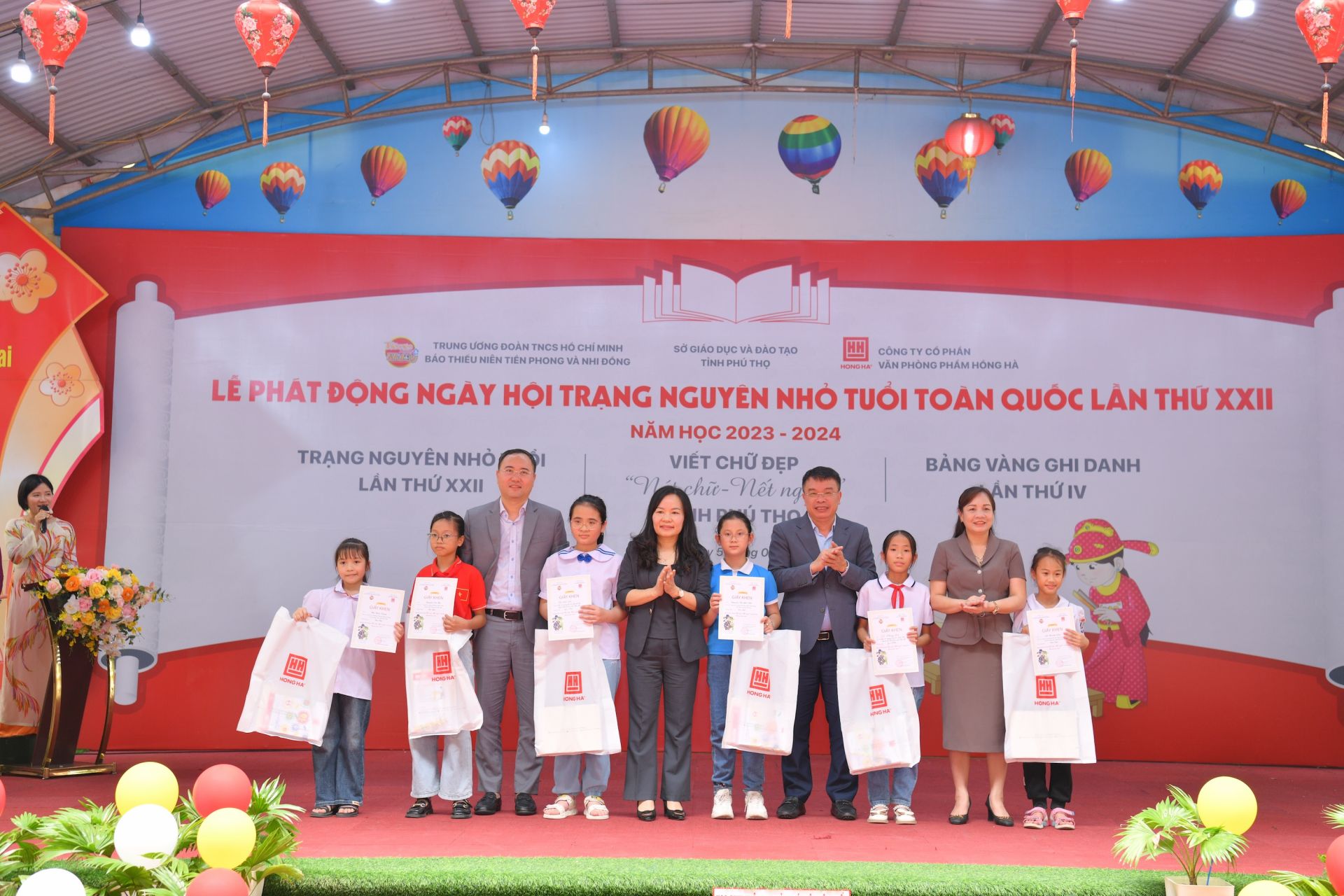 Nhà giáo Nguyễn Thị Thu Huyền, Nhà văn, nhà báo Nguyễn Phan Khuê và ông Phạm Trung Kiên trao giải Nhất cho 6 bạn thí sinh xuất sắc.