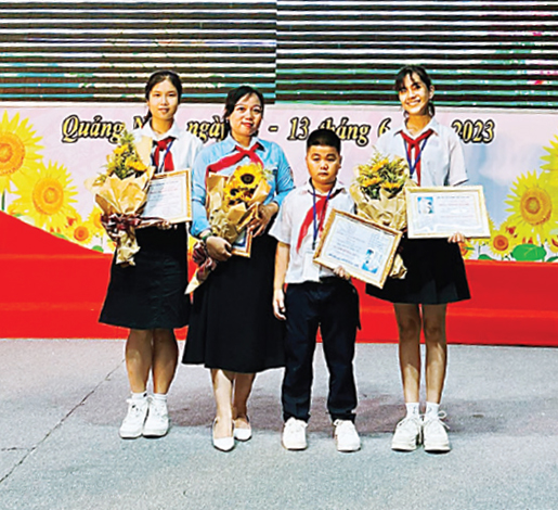 Cô Phương cùng các đại biểu
cháu Ngoan Bác Hồ tiêu biểu
của trường dự Đại hội Cháu Ngoan
Bác Hồ tỉnh năm 2023.