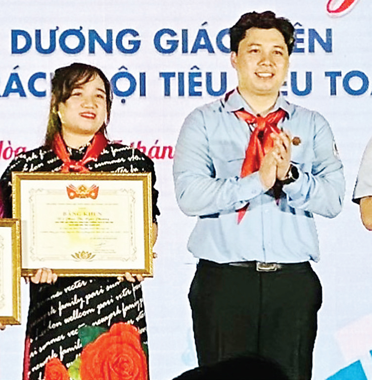 Anh Vũ Gia Dân, Phó Trưởng Ban Công tác
Thiếu nhi TW Đoàn tặng Bằng khen của Hội đồng Đội
Trung ương cho cô Phan Thị Ngọc Phương.