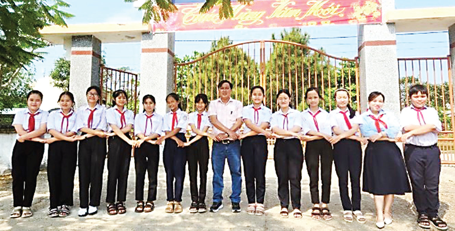 Thầy Hiệu trưởng Phan Tuấn cùng Ban chỉ huy Liên đội
chia vui cùng thành tích của “cô Tổng” trường mình.