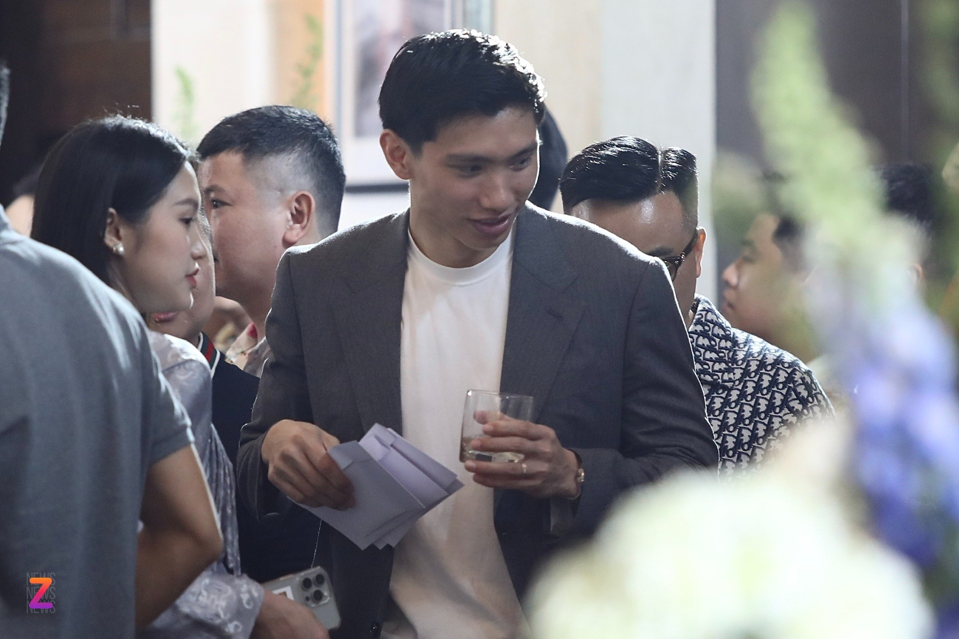 Hôm 28/3, Đoàn Văn Hậu xuất hiện trong tiệc cưới của Quang Hải tại Đông Anh, Hà Nội. Hôm nay, anh tiếp tục có mặt để chung vui với tiền vệ đàn anh.