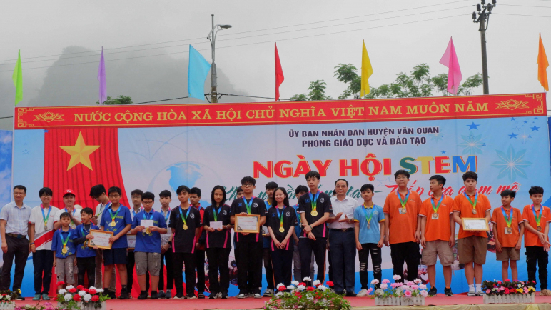 BTC trao giải cho các đội xuất sắc đoạt giải VEX Robotics huyện Văn Quan mở rộng
