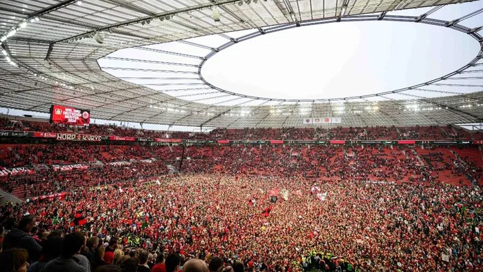 Biển người ăn mừng chức vô địch của Leverkusen