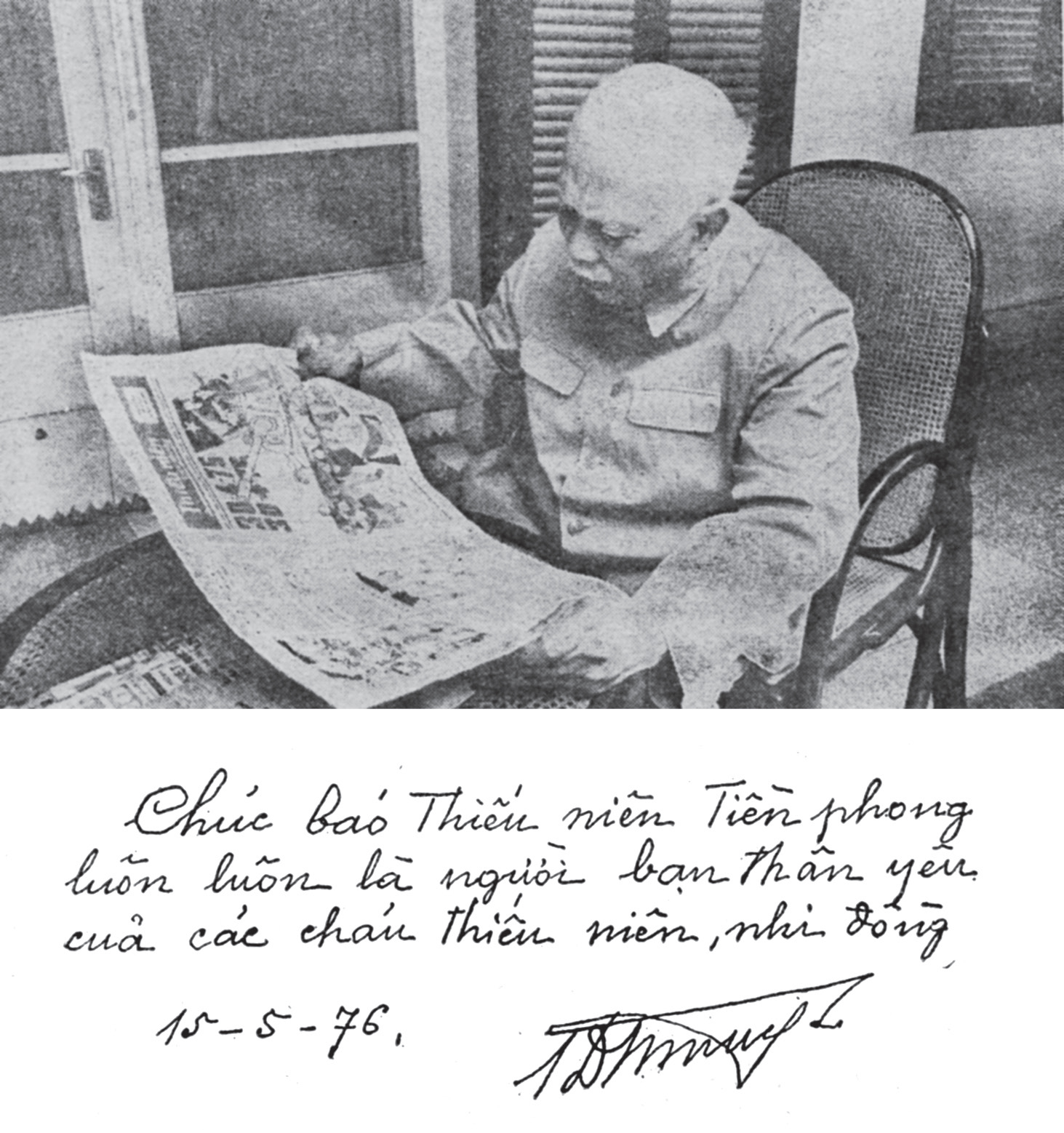Chủ tịch nước Tôn Đức Thắng đọc báo Đội và bút tích Bác đề tặng
tấm ảnh quý cho báo Thiếu niên Tiền phong nhân Kỷ niệm 35 năm
Ngày thành lập Đội TNTP Hồ Chí Minh.