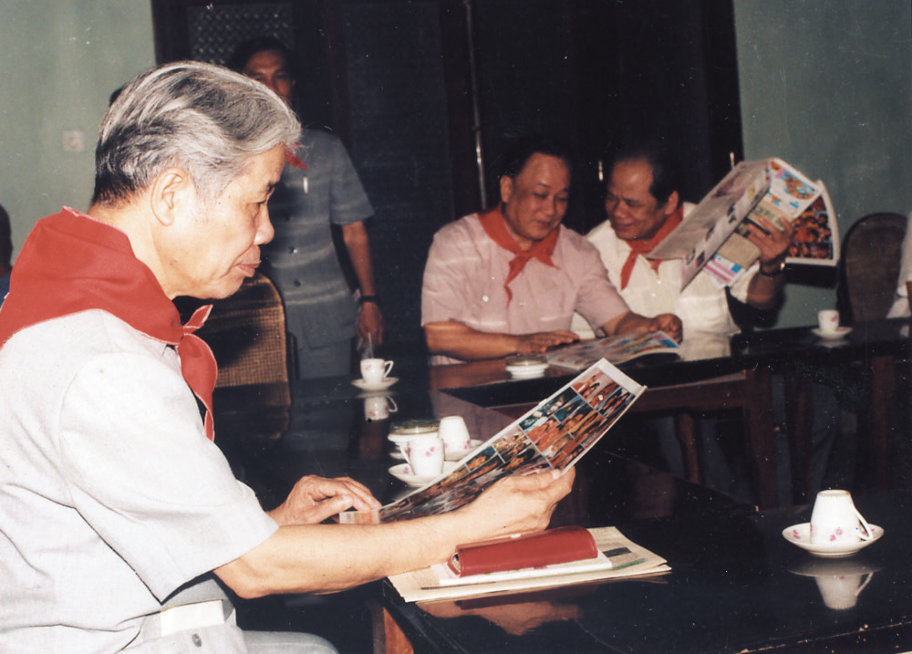 Bác Tổng Bí thư Đỗ Mười đọc báo TNTP số đặc biệt Kỷ niệm Ngày Quốc tế Thiếu nhi năm 1995.