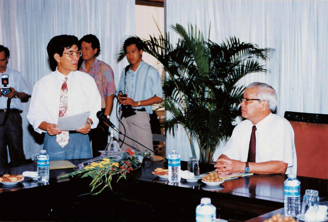 Bác Thủ tướng Võ Văn Kiệt nghe nhà báo Nguyễn Phong Doanh - Tổng Biên tập, báo cáo tại cuộc gặp mặt những học sinh đoạt giải quốc tế với các em cộng tác viên xuất sắc của báo TNTP và Hoa Học Trò tại Văn phòng Chính phủ (tháng 5/1996).