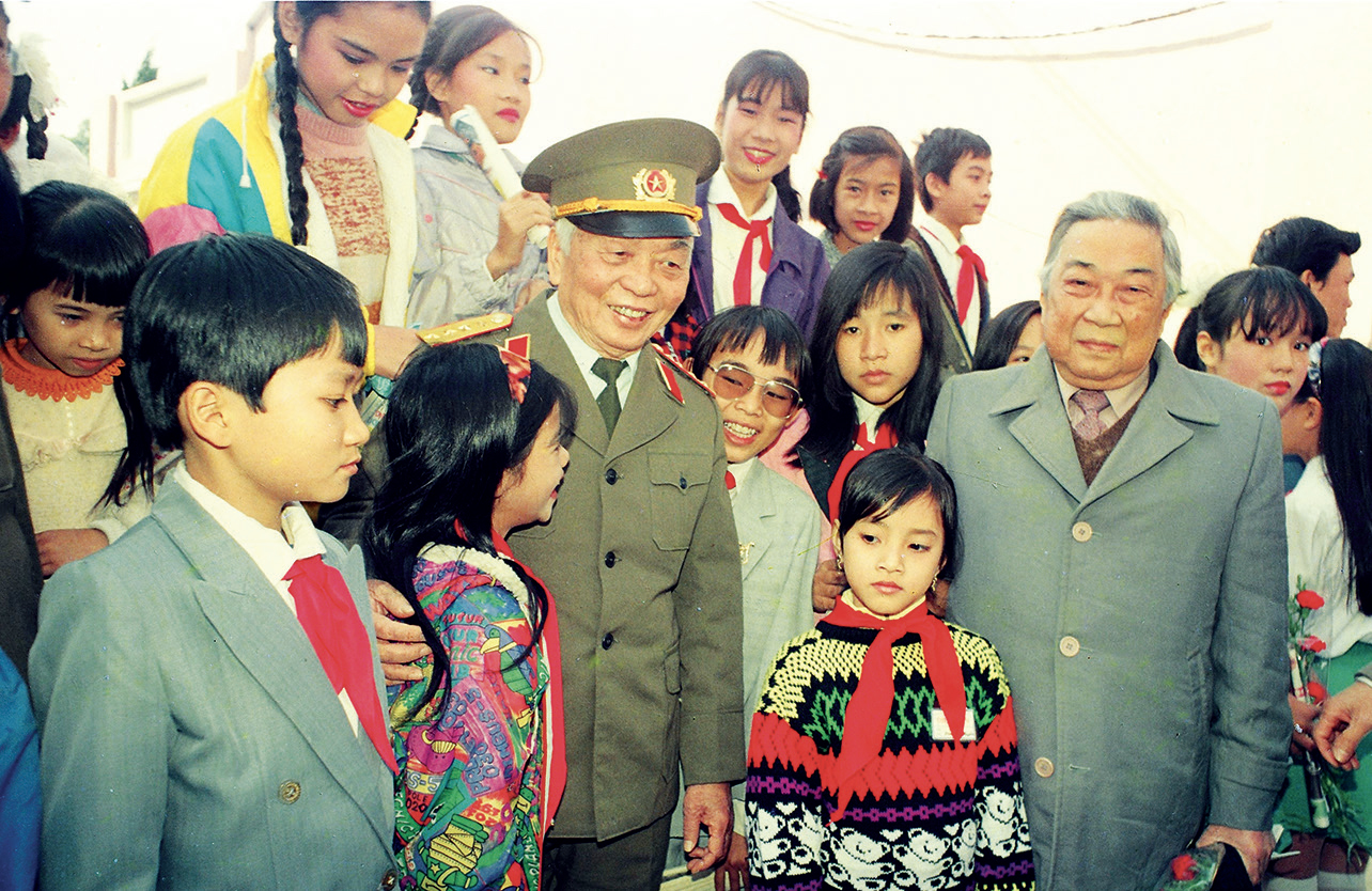 Đại tướng Võ Nguyên Giáp và nhà thơ Tố Hữu tại Lễ phát động cuộc thi “Về với Điện Biên lịch sử”, do báo TNTP phát động tổ chức năm 1994.