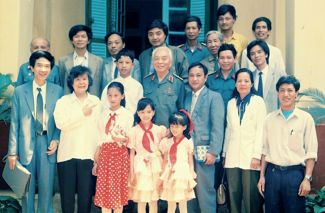 Cán bộ, phóng viên báo TNTP và các bạn nhỏ đoạt giải cuộc thi “Về với Điện Biên lịch sử” tới thăm nhà Đại tướng Võ Nguyên Giáp (năm 1994).