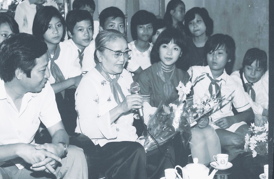 Bác Nguyễn Thị Định - Phó Chủ tịch Hội đồng Nhà nước, Chủ tịch Hội Liên hiệp Phụ nữ Việt Nam thăm báo TNTP tại trụ sở số 5 Hòa Mã, Hà Nội (ngày 5/10/1990).
