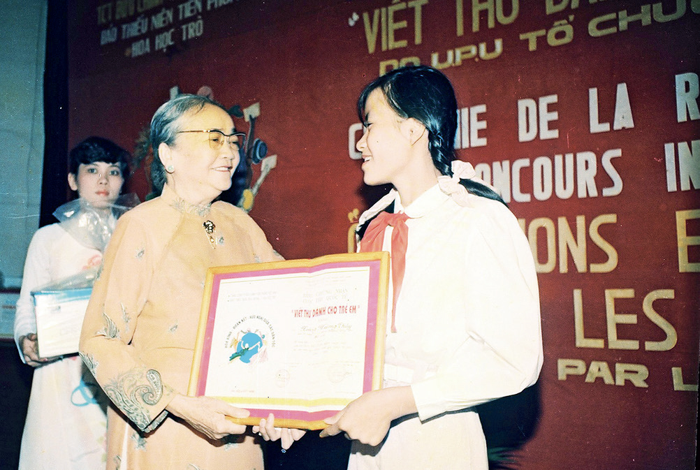 Phó Chủ tịch Hội đồng Nhà nước Nguyễn Thị Định trao giải Nhất cuộc thi Viết thư Quốc tế UPU năm 1991 - cuộc thi do báo TNTP đồng tổ chức từ năm 1987 đến nay.