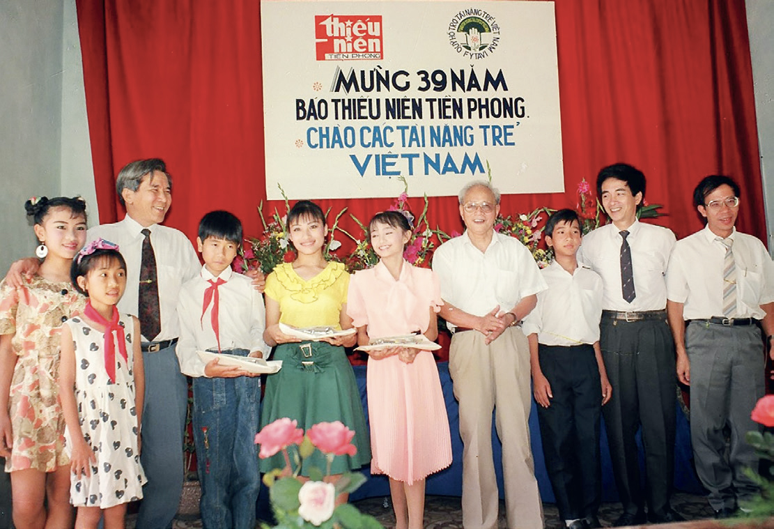 Bác Nguyễn Đức Bình - Ủy viên Bộ Chính trị và Nhạc sĩ Trần Hoàn - Bộ trưởng Bộ Văn hóa Thông tin, dự Kỷ niệm 39 năm Ngày báo TNTP ra số đầu tiên (ngày 1/6/1993).