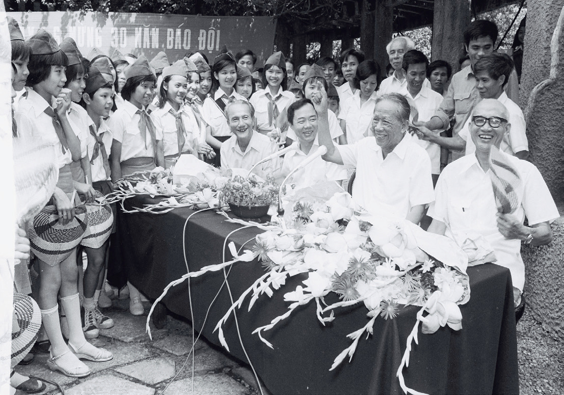 Bác Tổng Bí thư Lê Duẩn dự Lễ kỷ niệm 30 năm Ngày báo TNTP ra
số đầu tiên, tổ chức tại vườn hoa sau Phủ Chủ tịch (ngày 31/5/1984).