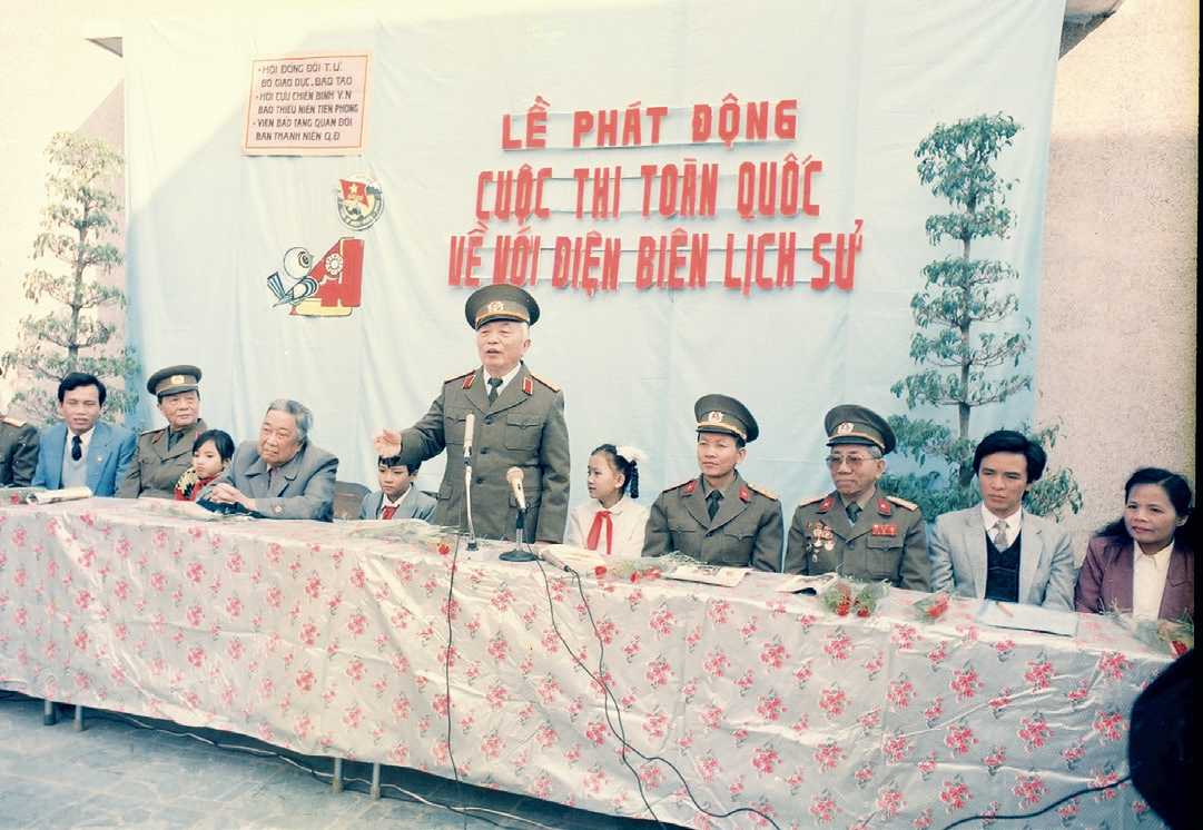 Đại tướng Võ Nguyên Giáp phát biểu tại Lễ phát động
cuộc thi toàn quốc “Về với Điện Biên lịch sử”.
