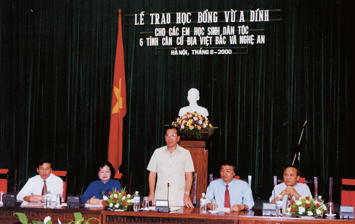 Chủ tịch Quốc hội Nông Đức Mạnh và Phó Chủ tịch Quốc hội Trương Mỹ Hoa dự Lễ trao học bổng cho học sinh dân tộc 6 tỉnh căn cứ địa Việt Bắc và tỉnh Nghệ An tại phòng họp Ủy ban Thường vụ Quốc hội (ngày 25/8/2000).