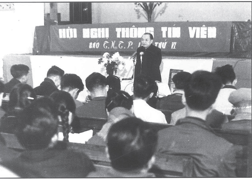 Bác Trường Chinh nói chuyện với Hội nghị cộng tác viên, thông tin
viên báo TNTP năm 1969.