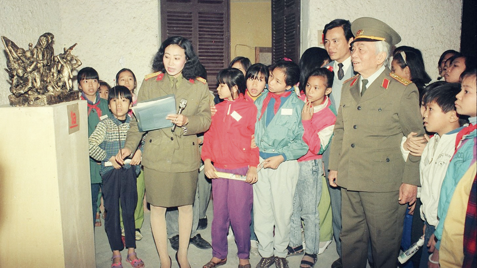 Đại tướng Võ Nguyên Giáp cùng các em thiếu nhi
tham quan Bảo tàng Lịch sử Quân sự Việt Nam.