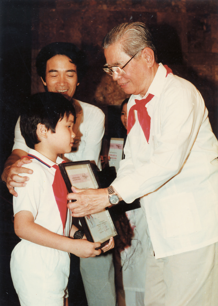 Bác Tổng Bí thư Nguyễn Văn Linh dự Lễ tổng kết và trao giải cuộc thi “Mừng Đội ta 50 mùa hoa” do báo TNTP tổ chức năm 1990.
