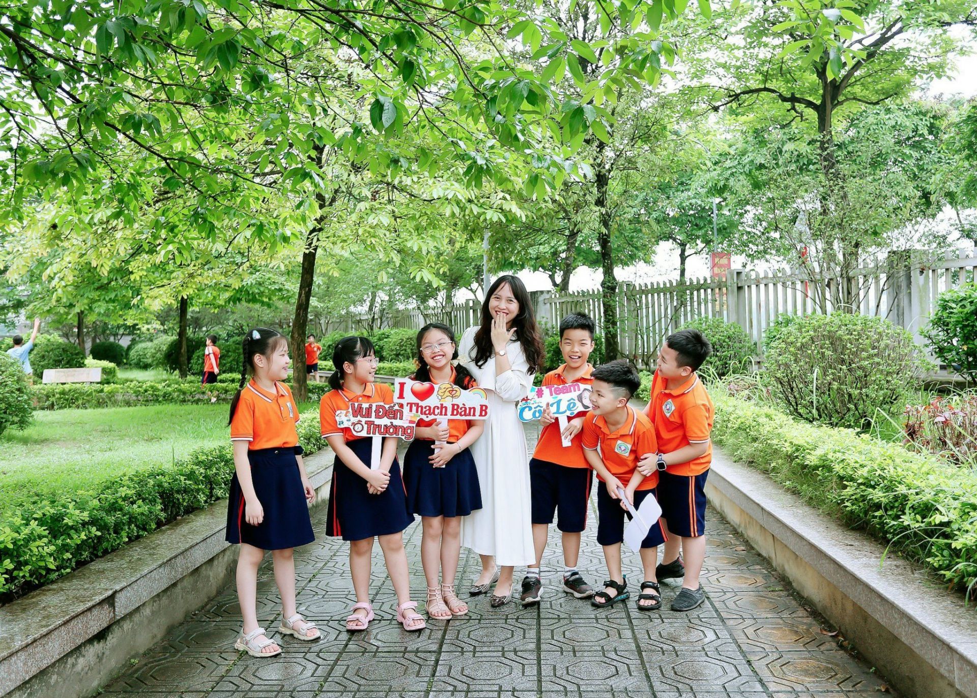 Hình ảnh vui tươi, dễ thương của cô giáo Lê Ánh Nguyệt Lệ cùng các học sinh đạt giải Khuyến khích cuộc thi.   