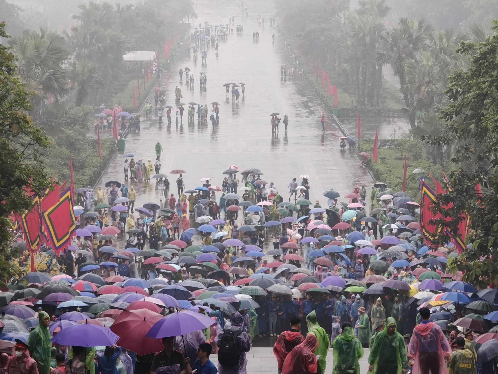 Thời tiết không làm ảnh hưởng nhiều đến lượng du khách về dâng hương tại Đền Hùng.