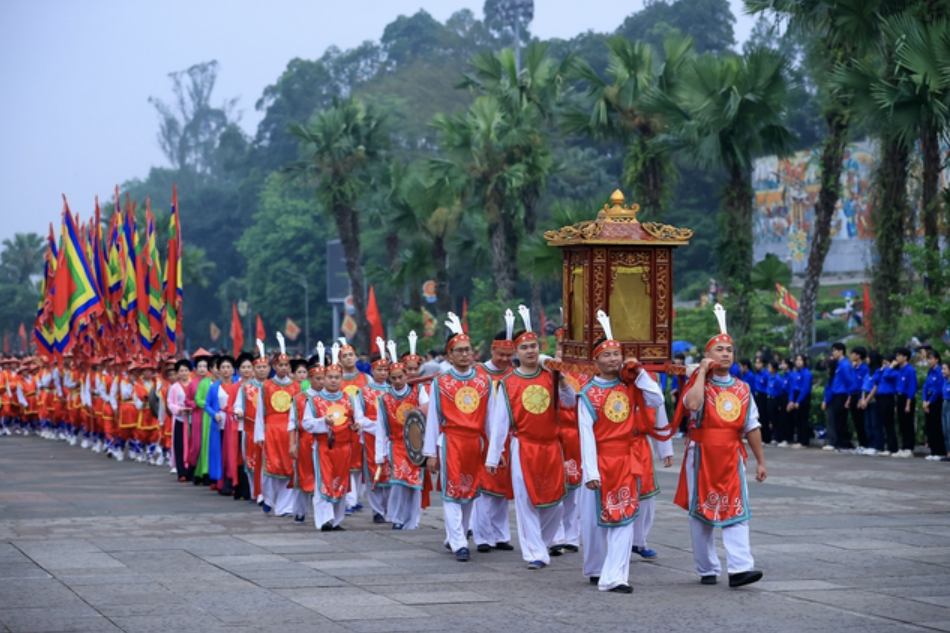 Hàng chục ngàn người dân đội mưa gió về Đền Hùng dự lễ Giỗ Tổ Hùng Vương