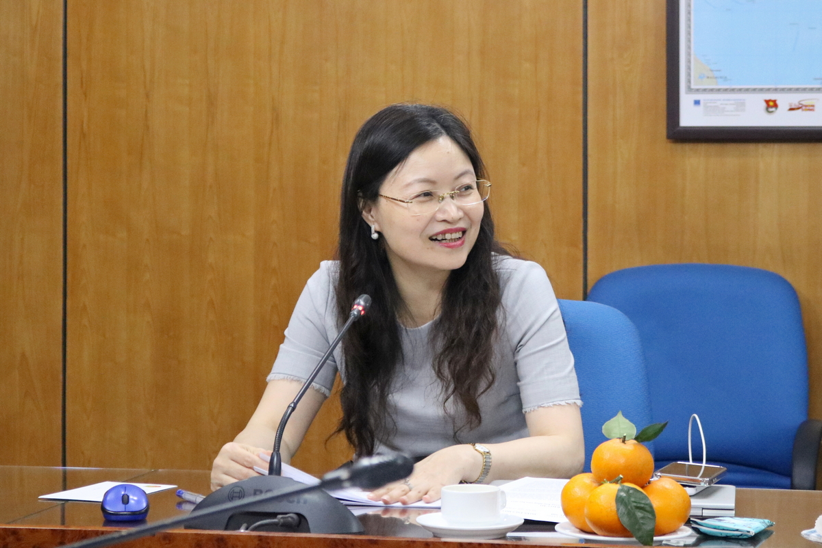 Nguyễn Thị Hạnh – Phó Vụ trưởng Vụ tổ chức cán bộ, Bộ Giáo dục và Đào tạo đóng góp ý kiến tại buổi làm việc