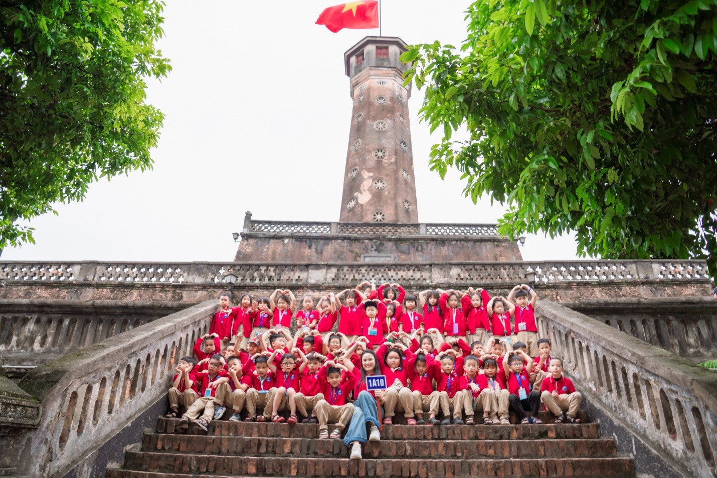 Các bạn học sinh lớp 1A10 tham gia hoạt động trải nghiệm tại Bảo tàng Lịch sử quân sự Việt Nam và Cột cờ Hà Nội.