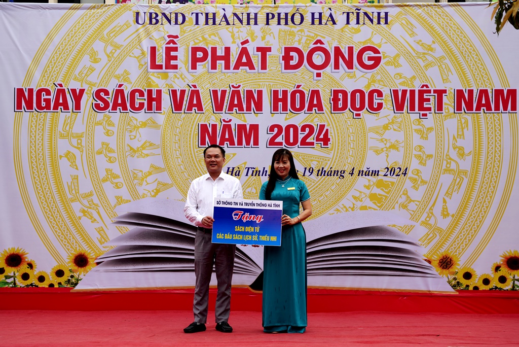 Trường TH Nguyễn Du, TP Hà Tĩnh đón nhận hàng ngàn đầu sách có giá trị từ các đơn vị gửi tặng