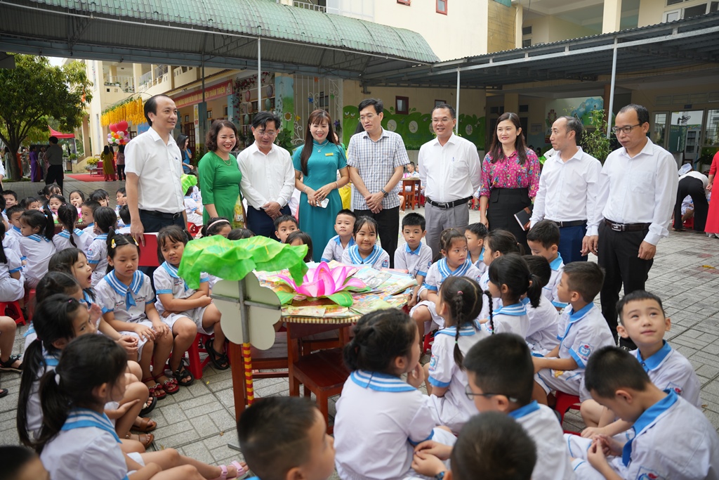 Các em học sinh trường TH Nguyễn Du hưởng ứng Ngày Hội đọc sách 