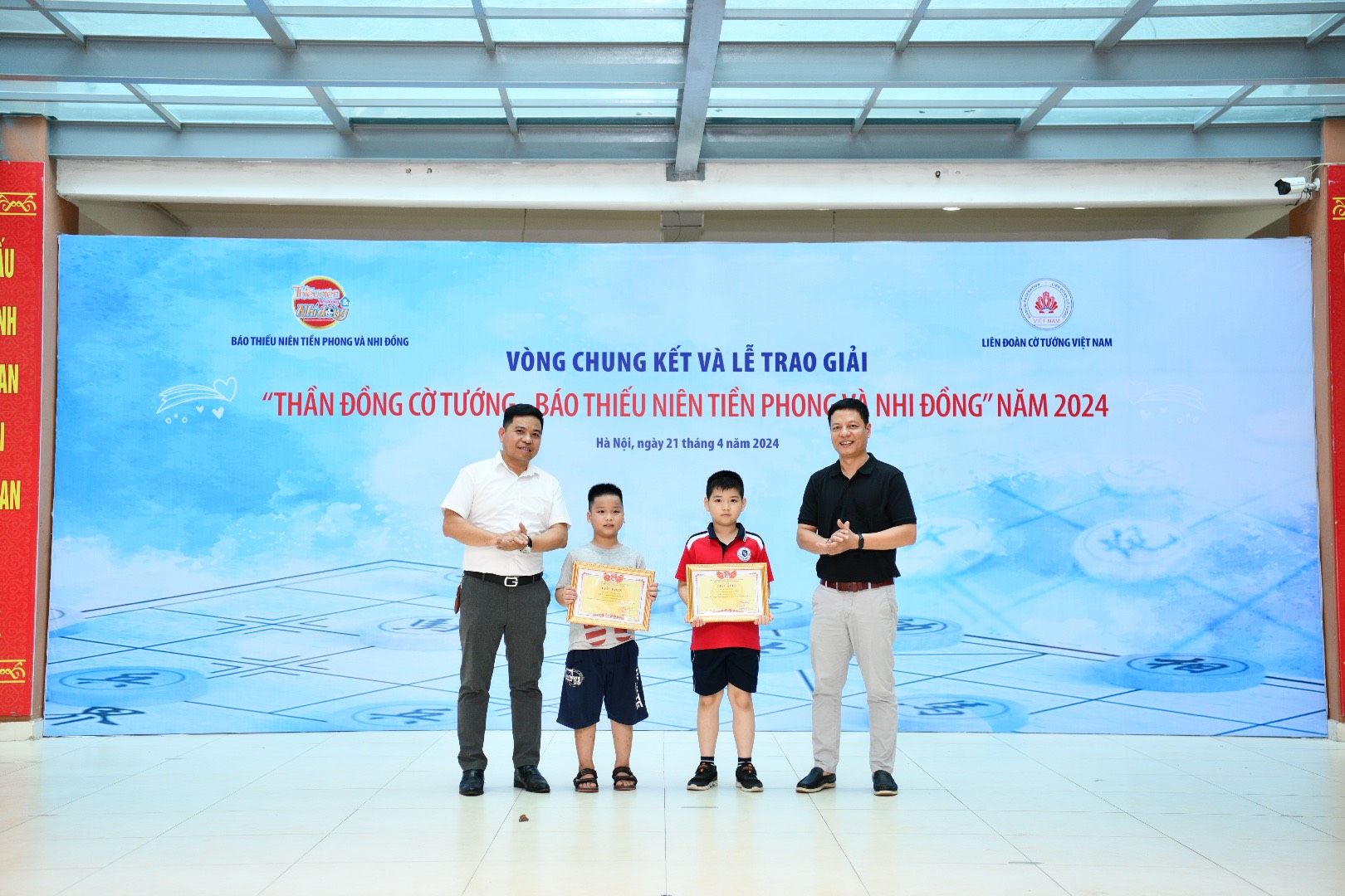 Nhà báo Phạm Định Thi và nhà báo Vũ Thắng - Trưởng phòng Hành chính - Trị sự báo TNTP&NĐ trao giải Nhì của giải đấu.