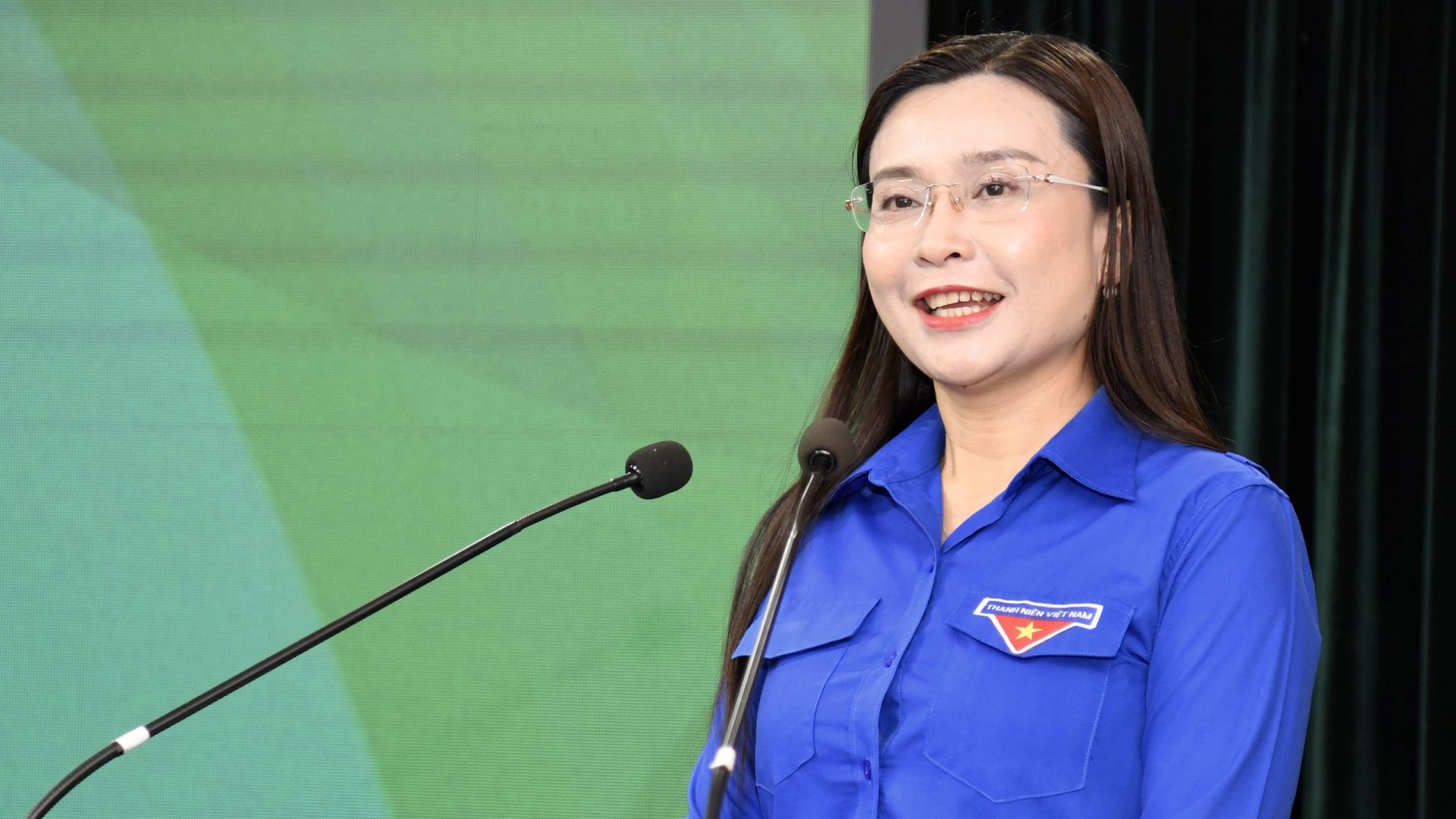 Chị Nguyễn Phạm Duy Trang thông tin về các hoạt động của thiếu nhi trong hành trình.