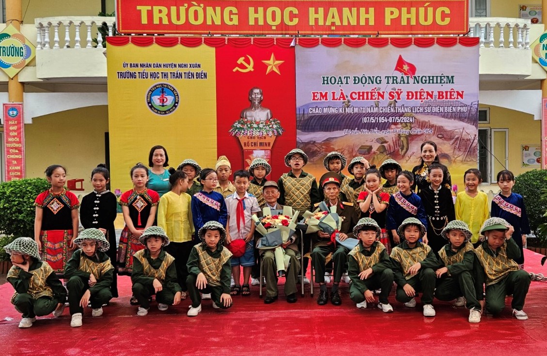 Liên đội Trường Tiểu học thị trấn Tiên Điền, huyện Nghi Xuân (Hà Tĩnh) tổ chức sân chơi “Em là chiến Sỹ Điện Biên”