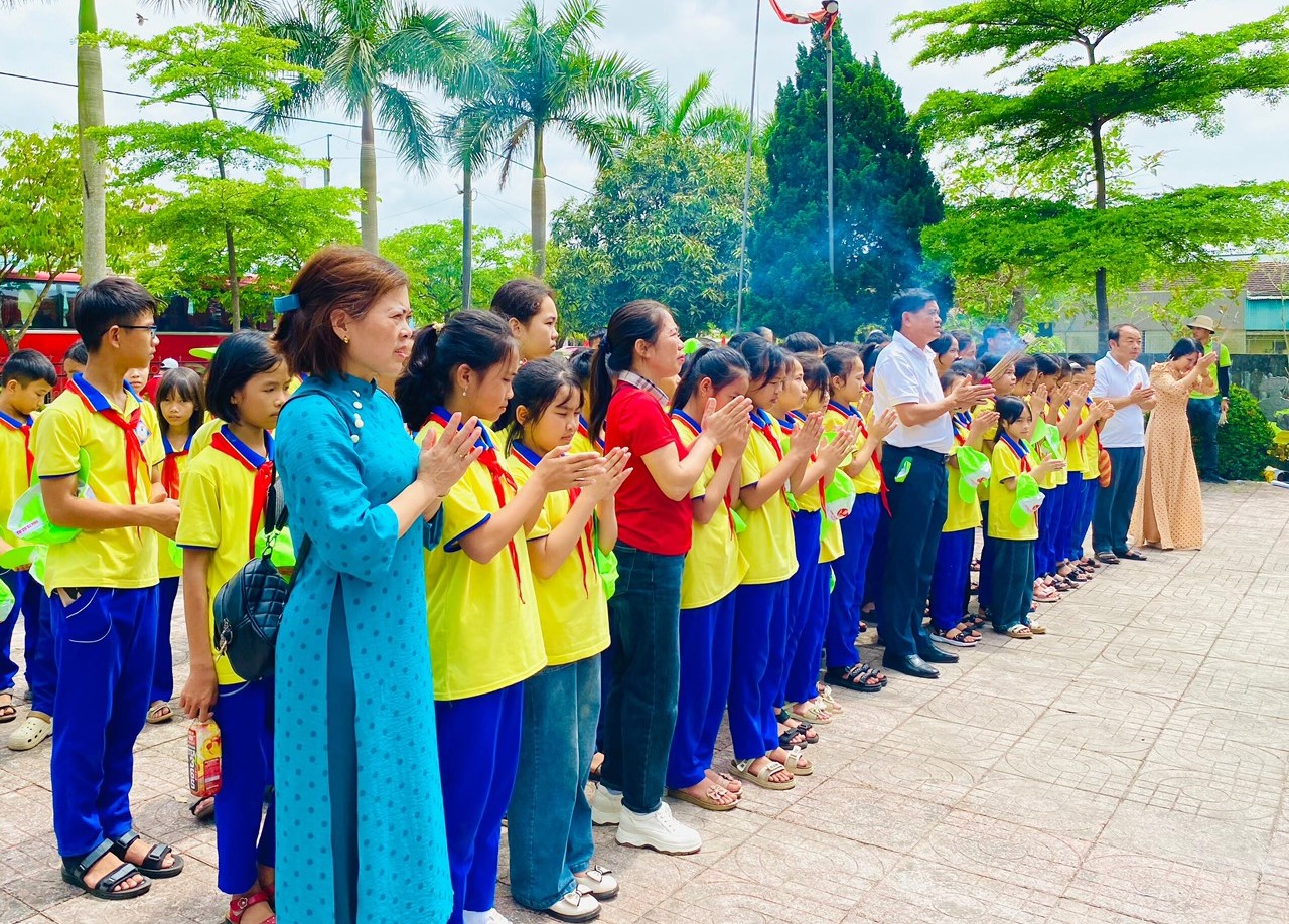 Các em trường TH Đan Trường (Nghi Xuân, Hà Tĩnh) dâng hương, dâng hoa tại khu lưu niệm Anh hùng Phan Đình Giót tại xã Cẩm Quan, huyện Cẩm Xuyên.