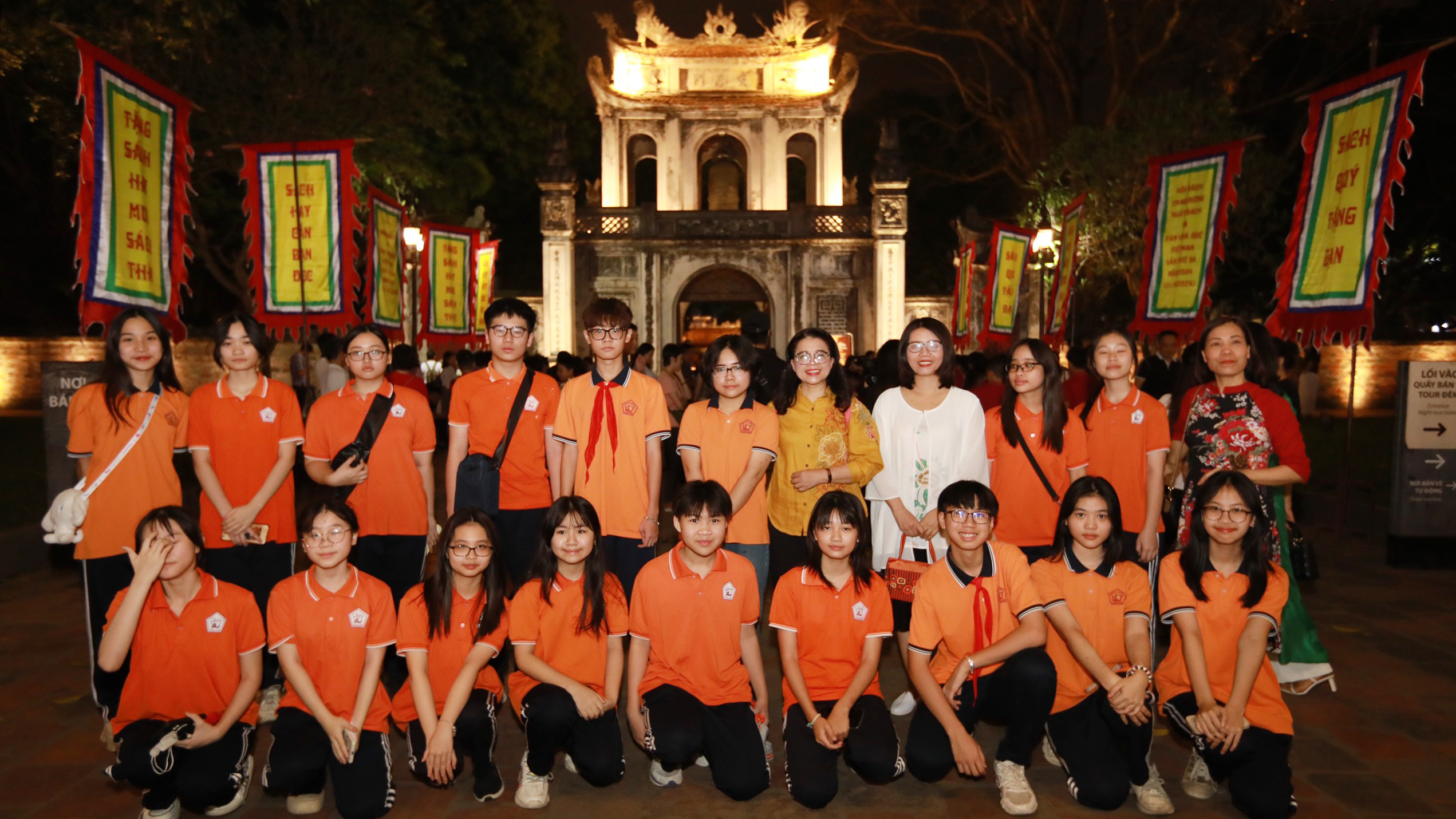 Cô và trò trường THCS Nguyễn Trãi tham gia “Ngày Sách và Văn hóa đọc Việt Nam ” lần thứ III - năm 2024 