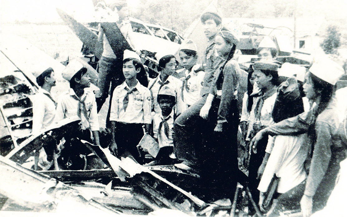 Đoàn đại biểu “Chiến sĩ nhỏ Điện Biên” TP. Hồ Chí Minh tham quan chiến trường Điện Biên Phủ năm 1984.
