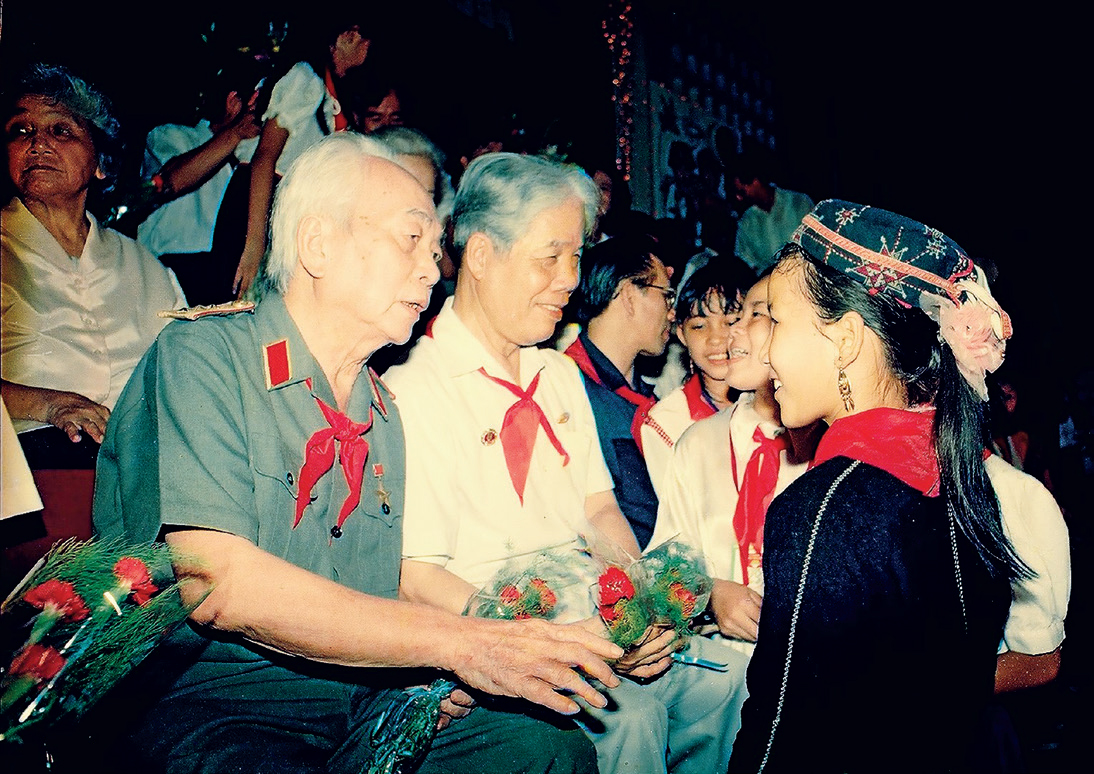 Bác Tổng Bí thư Đỗ Mười và Đại tướng Võ Nguyên Giáp cùng các Chiến sĩ nhỏ Điện Biên Phủ năm 1994.
