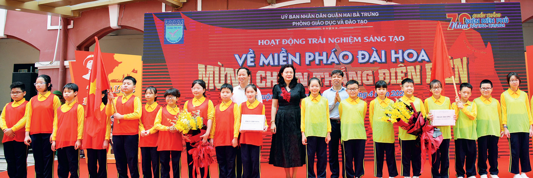 Cô Trần Lưu Hoa và thầy Cấn Văn Đa tặng quà cho các bạn học sinh tham
gia phần chơi vận động.