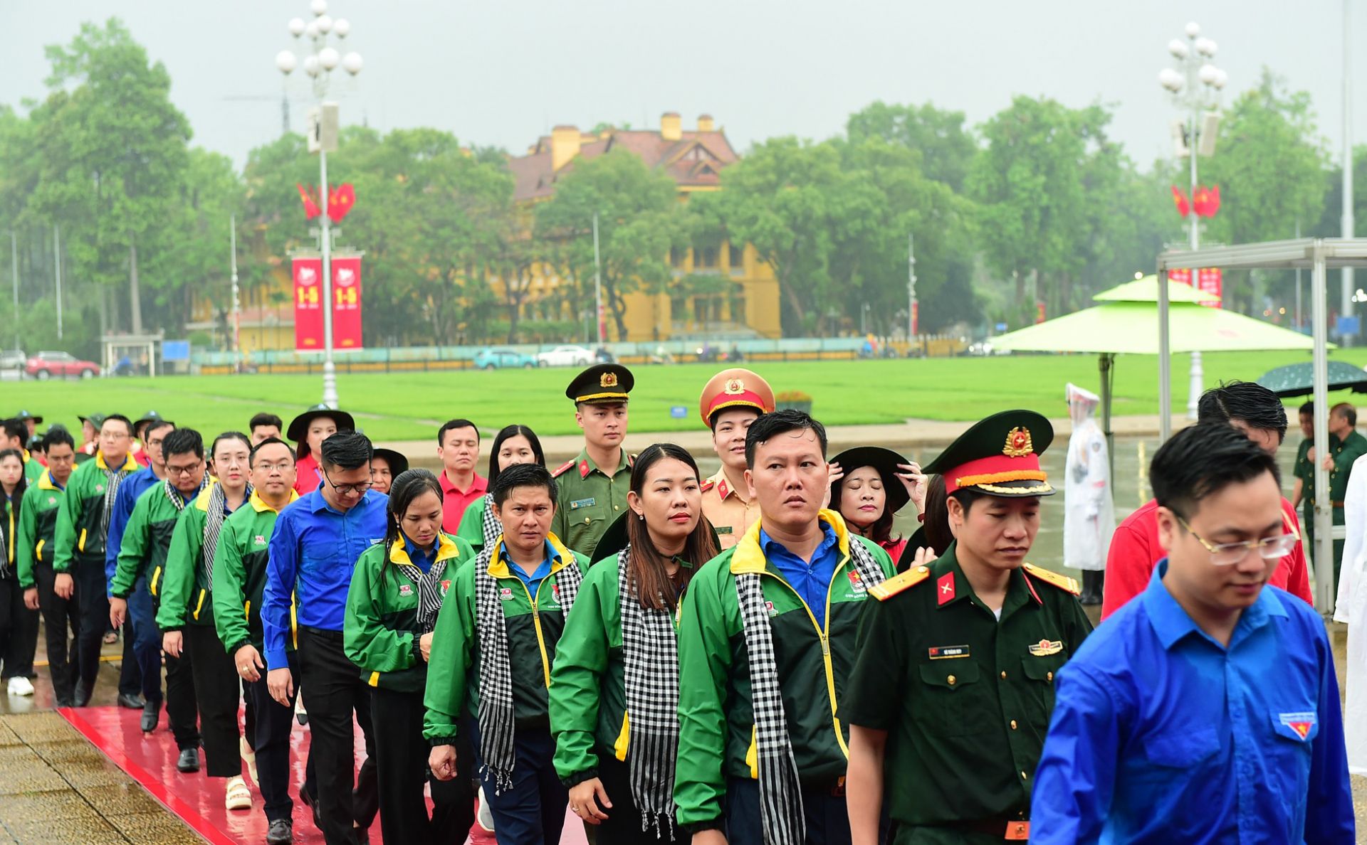 Đoàn đại biểu viếng Lăng Chủ tịch Hồ Chí Minh.