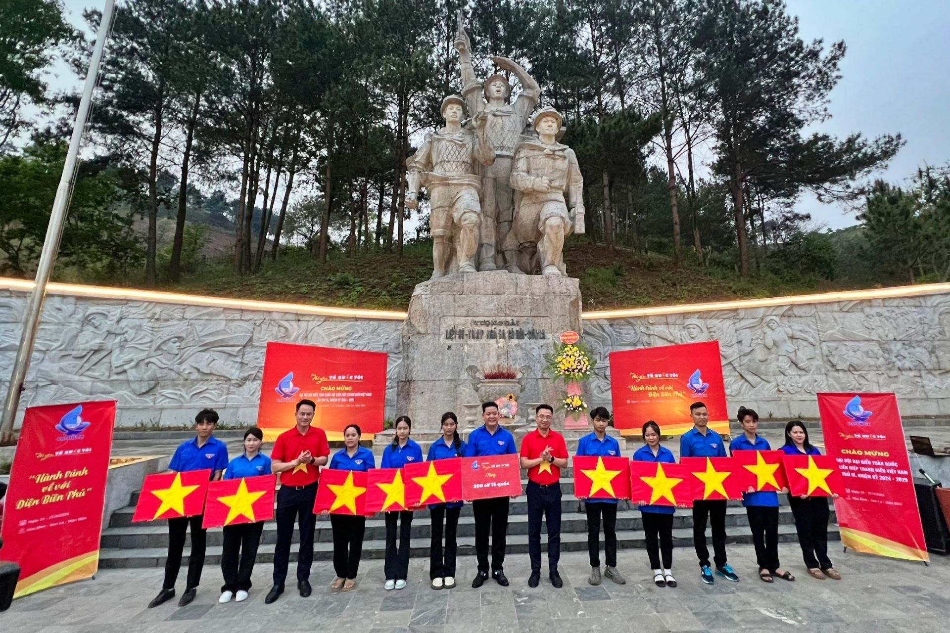 Bí thư T.Ư Đoàn Nguyễn Tường Lâm trao tặng cờ và bản đồ Tổ quốc cho đoàn viên, thanh niên tỉnh Sơn La.