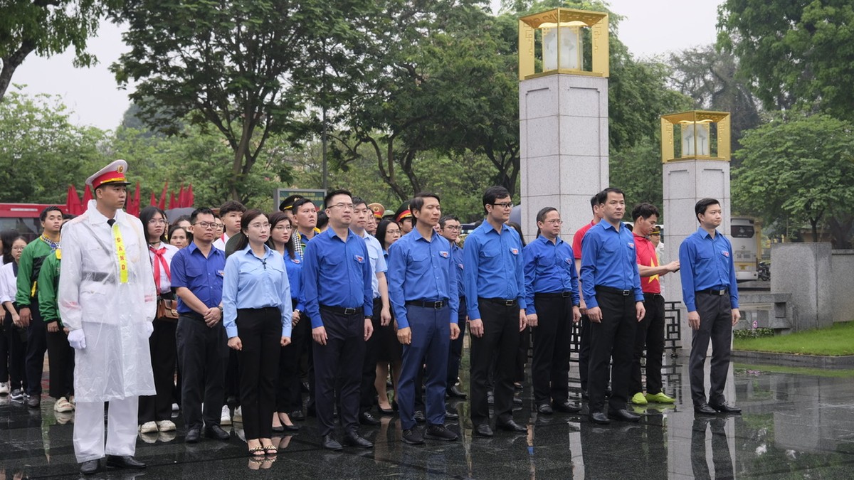 Lễ xuất quân tại Cột cờ Hà Nội.