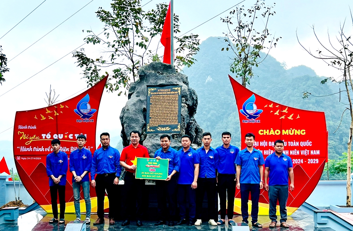 Đoàn trao tặng cờ và bản đồ Tổ quốc cho đoàn viên, thanh niên tỉnh Yên Bái.