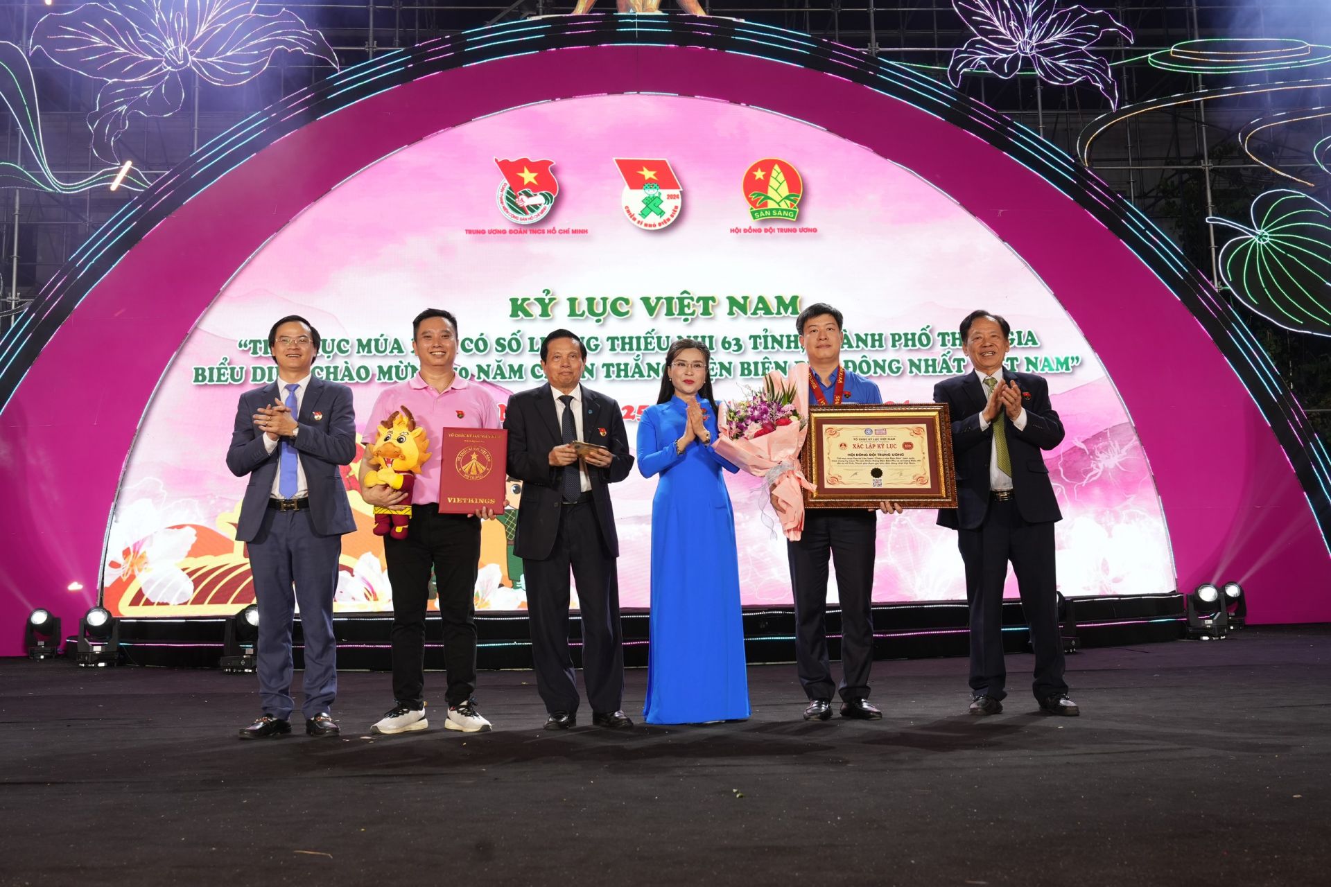 Hội đồng Đội T.Ư nhận giấy chứng nhận kỷ lục Việt Nam 