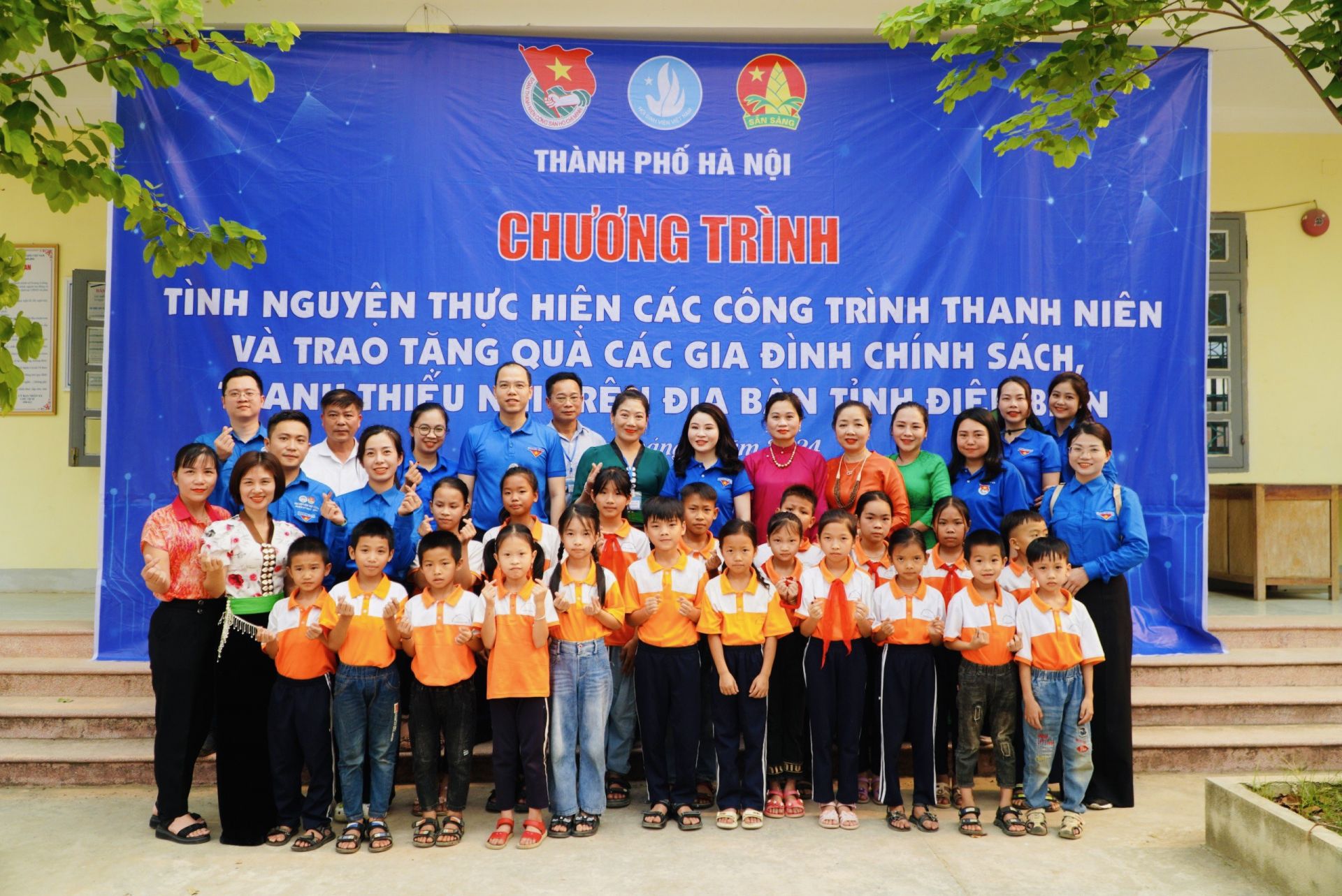 Tuổi trẻ Thủ đô thăm gia đình có công với cách mạng và tặng quà cho thiếu nhi có hoàn cảnh khó khăn của tỉnh Điện Biên.