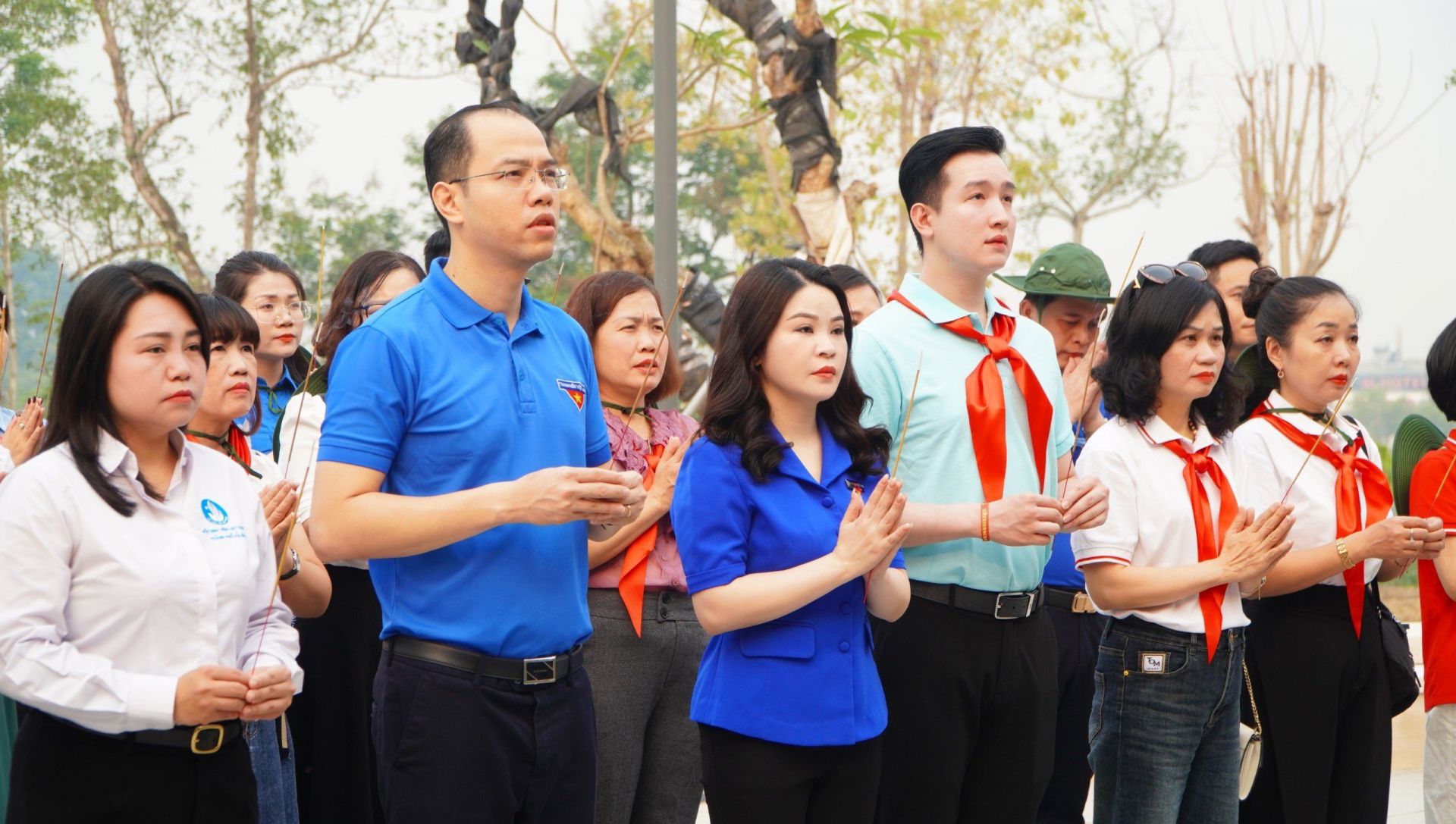 Đoàn hành trình dâng hương tại Đền thờ liệt sĩ Chiến trường Điện Biên Phủ.