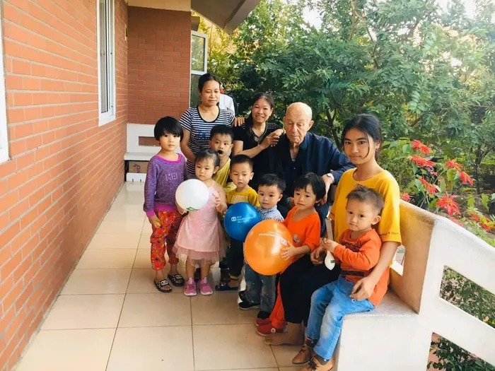 Ông Kutin vui đùa cùng các cháu ở Làng trẻ em SOS Thái Bình. Ảnh: Làng trẻ em SOS Thái Bình