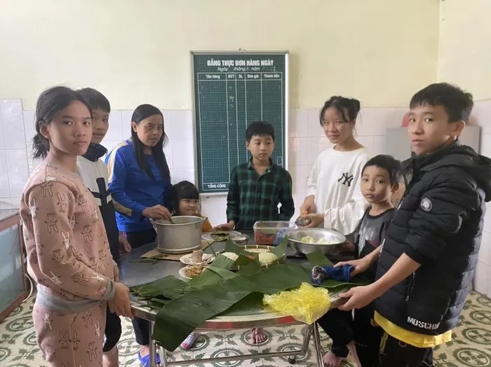 Một gia đình nhỏ ở Làng trẻ em SOS cùng nhau gói bánh Chưng đón Tết. Ảnh: Làng trẻ em SOS Việt Nam